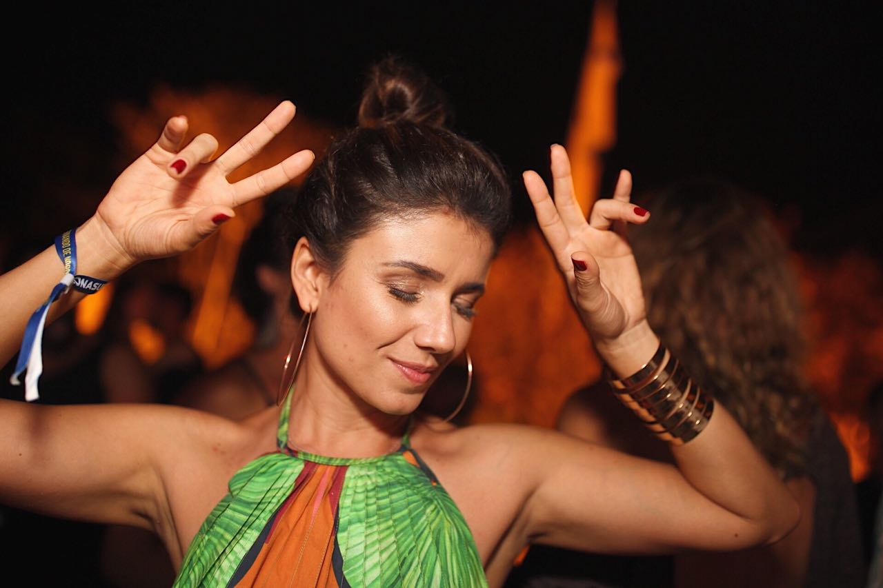 Famosos se jogam na primeira festa do Réveillon de Noronha