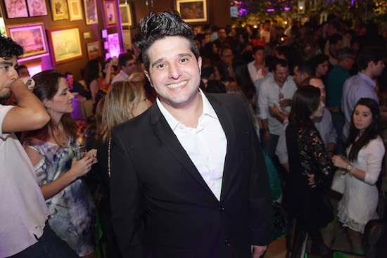 Pipo arma dinner show em seu restaurante