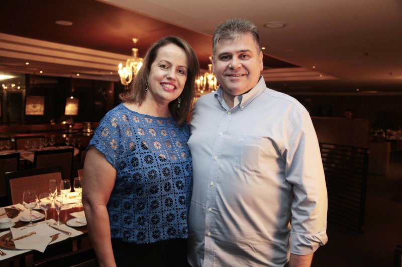 Isabel Gomide reúne os amigos mais chegados para brinde no Nostradamus!