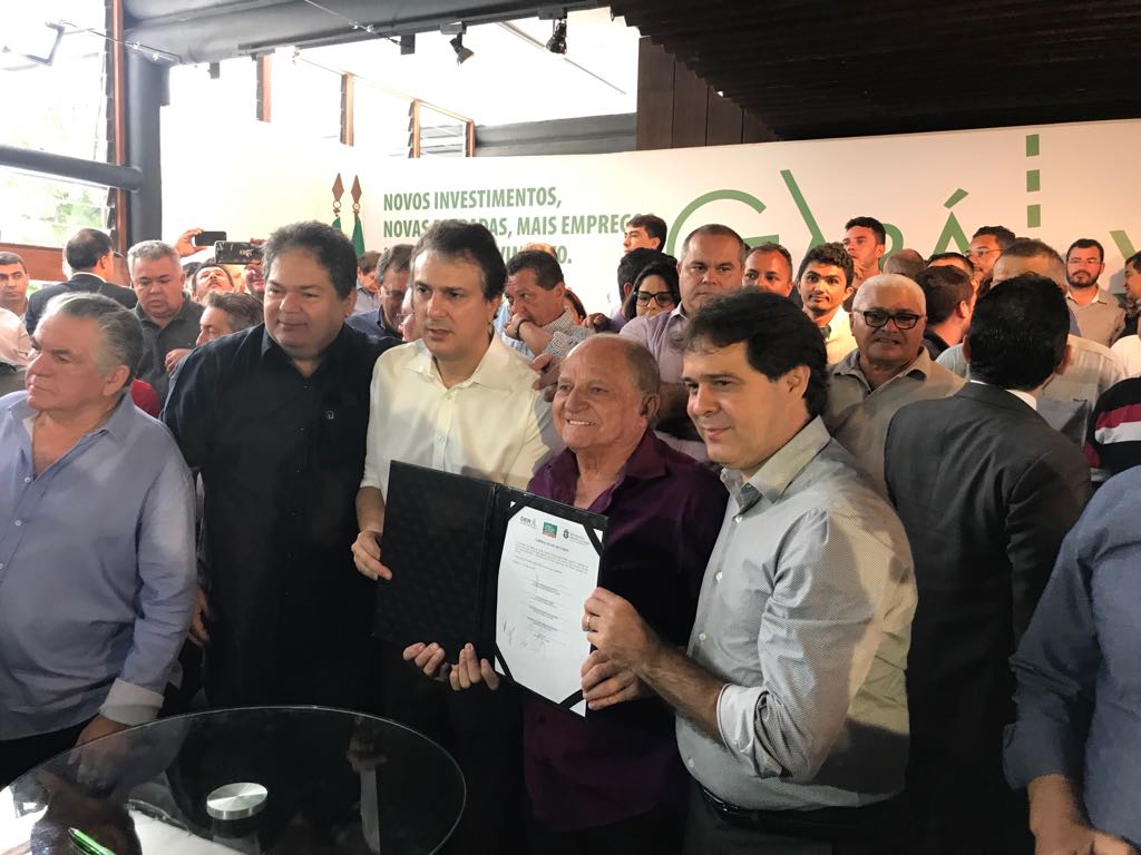 Camilo Santana assina obra de duplicação de rodovia para o Porto das Dunas