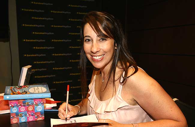 A escritora Paula Pimenta lança livro em Fortaleza