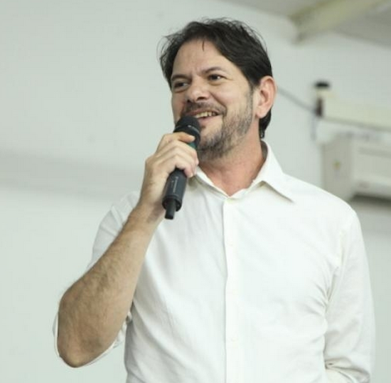 Cid Gomes recebe Troféu Político Preparado e Empreendedor