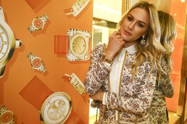 Fiorella Mattheis rouba a cena em lançamento da Tory Burch