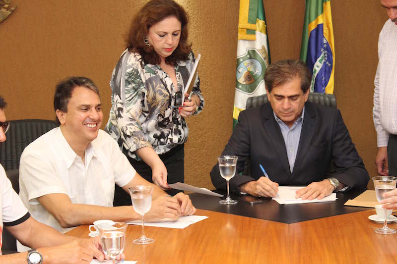 Mesa Diretora da Assembleia oficializa renúncia de Camilo Santana