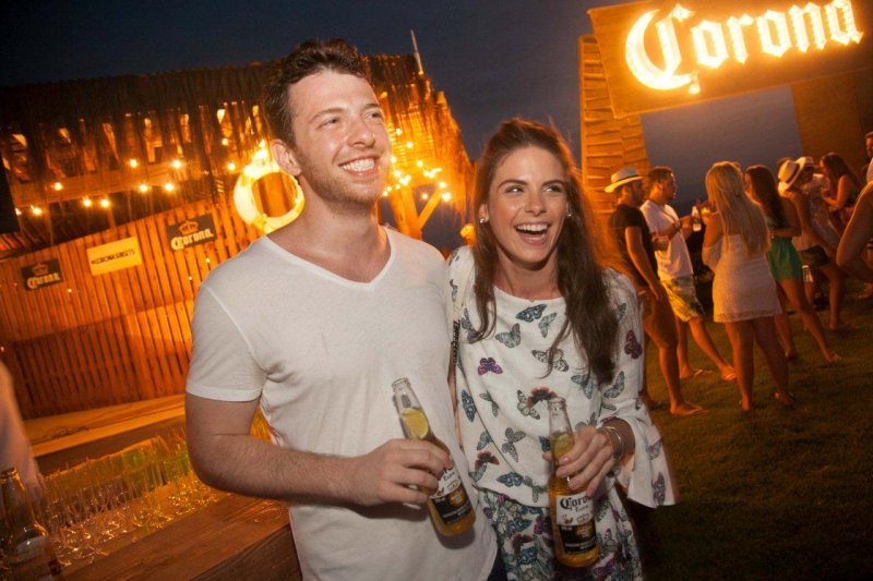 Corona Sunsets Milagres agita a Praia do Marceneiro, em Alagoas