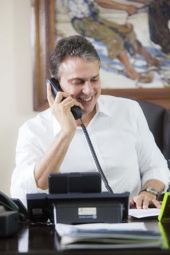 Governador Camilo Santana telefona para desejar feliz Ano Novo
