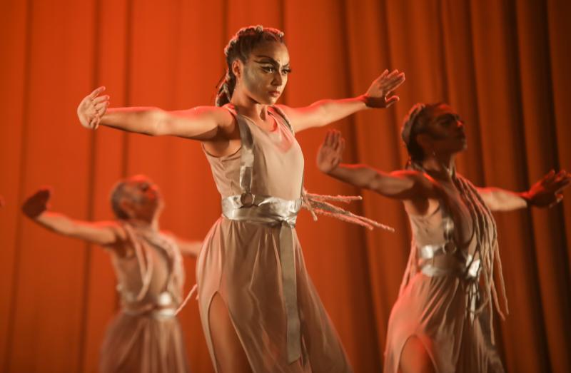 Com figurino assinado por Lino Vilaventura, bailarinos da Edisca se apresentam na Caixa Cultural