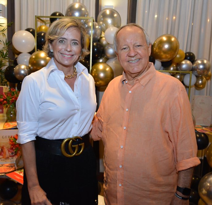 Andrea Fialho E Crica Bezerra De Menezes