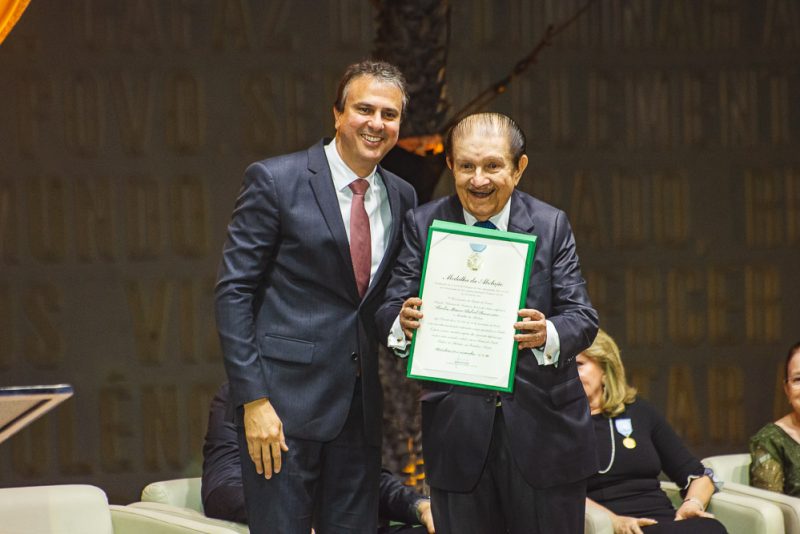 Reconhecimento - Governador Camilo Santana homenageia importantes personalidades com a Medalha Abolição