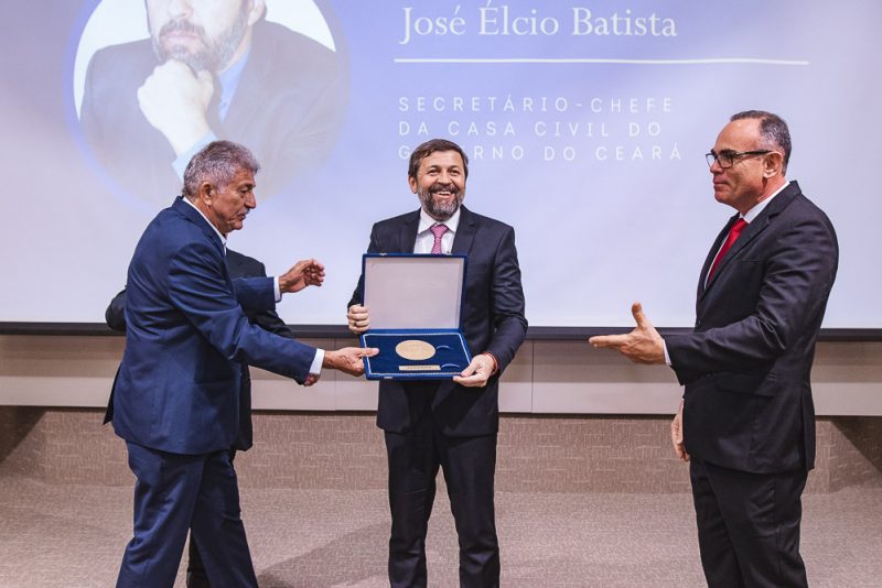 Personalidade Pública - Em prestigiada solenidade, Élcio Batista é agraciado com a comenda Beni Veras 2019