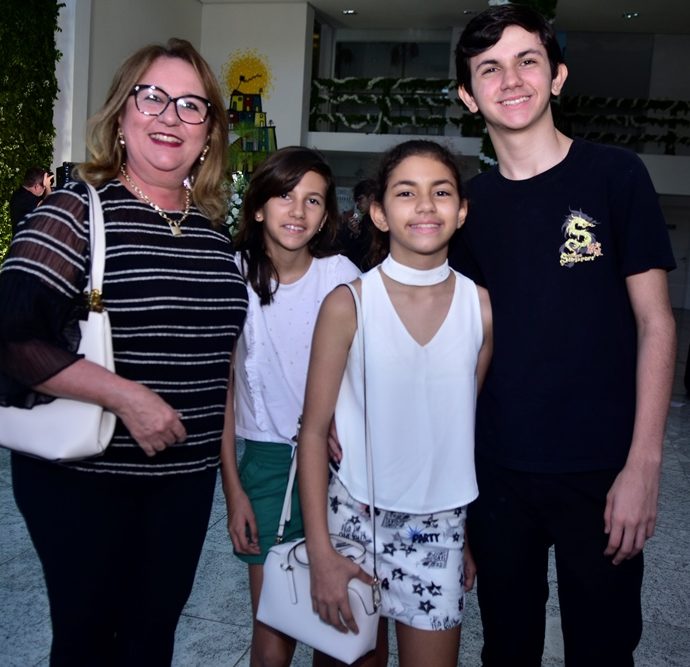 Marcia, Debora, Larissa E Felipe Machado