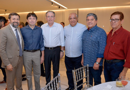 Ricardo Cavalcante e Edgar Gadelha recebem cumprimentos dos grandes amigos na FIEC