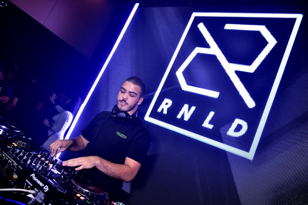 Deejay Ronald arrasta uma turma festeira até a Privezinha da Living