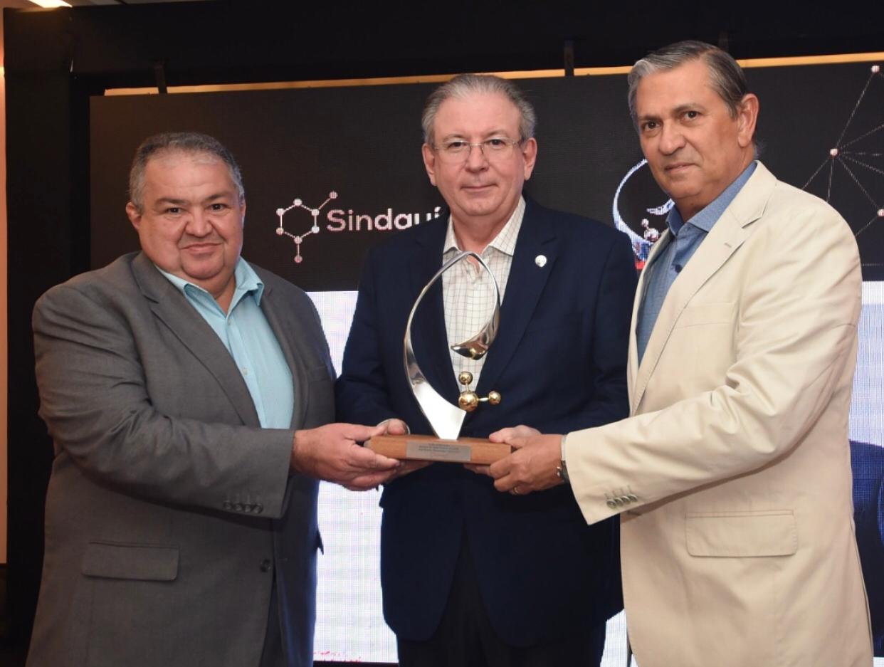 Ricardo Cavalcante é homenageado com Troféu 4 elementos do Sindquimica