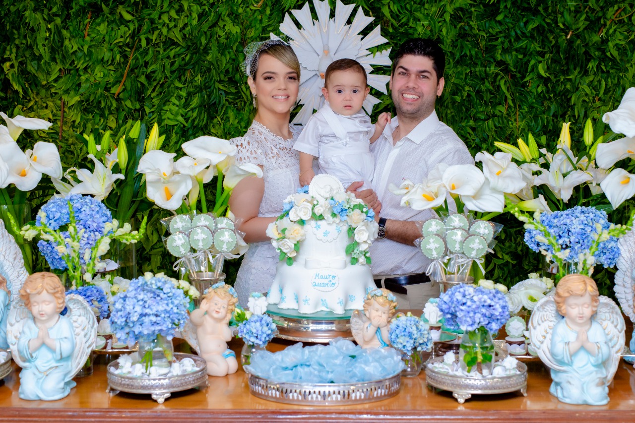 Keliane e Mauro Benevides Neto levam o primogênito à pia batismal Keliane e Mauro Benevides Neto levam o primogênito à pia batismal