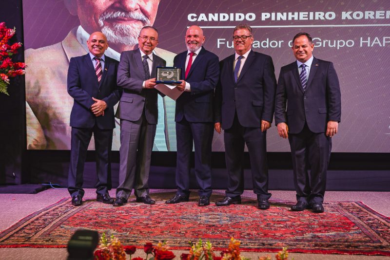 Destaque do ano - Élcio Batista é agraciado com prêmio Acomac Ceará 2019