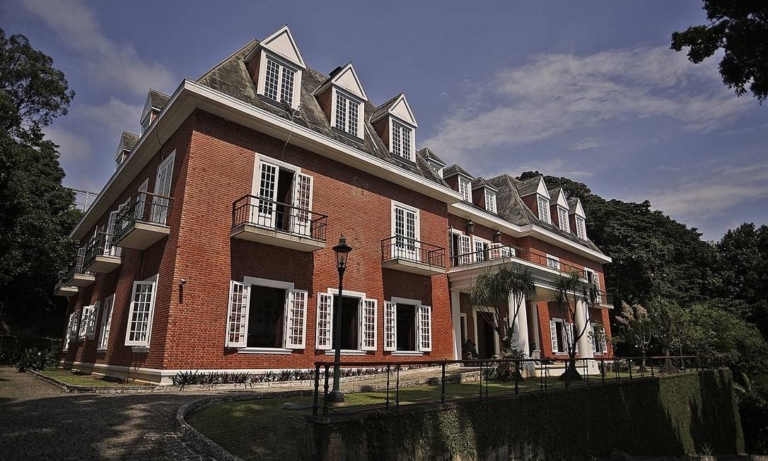 Mansão mais cara do Brasil é posta à venda no Leblon