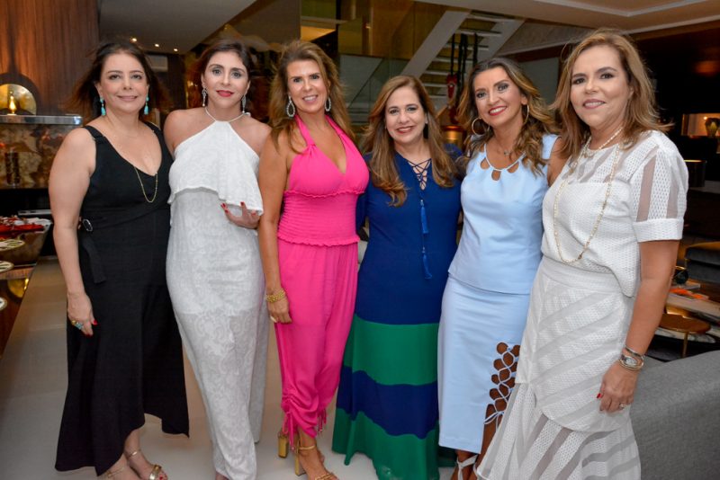 Em clima de Natal - Alexandra Pinto reúne amigas para confraternização de fim de ano em seu elegante endereço