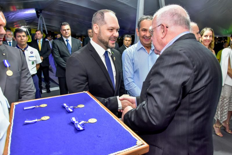 Honraria - Terceiro Distrito Naval realiza a entrega da Medalha Amigo da Marinha a bordo do Navio-escola NE Brasil