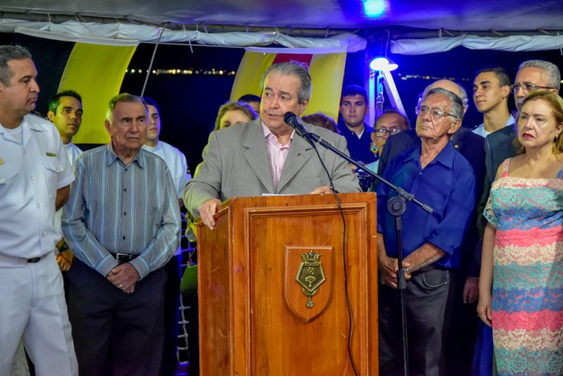 Honraria - Terceiro Distrito Naval realiza a entrega da Medalha Amigo da Marinha a bordo do Navio-escola NE Brasil