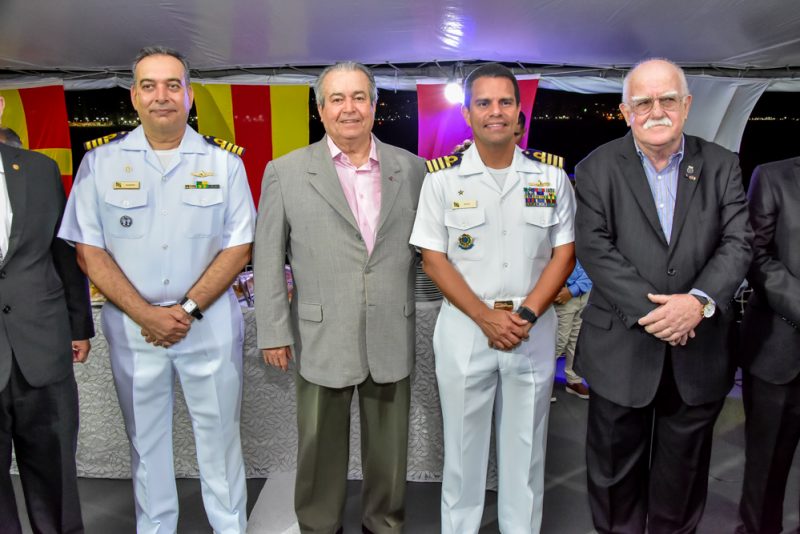 Honraria - Terceiro Distrito Naval realiza a entrega da Medalha Amigo da Marinha a bordo do Navio-escola NE Brasil