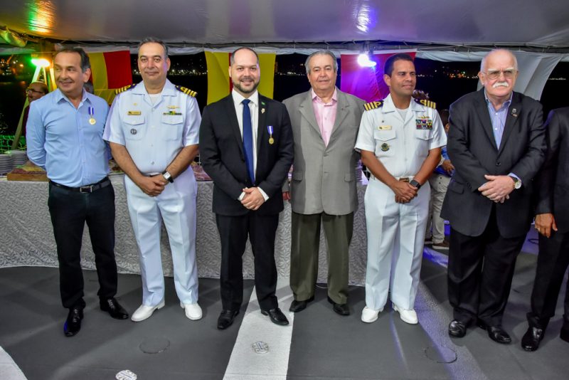 Honraria - Terceiro Distrito Naval realiza a entrega da Medalha Amigo da Marinha a bordo do Navio-escola NE Brasil