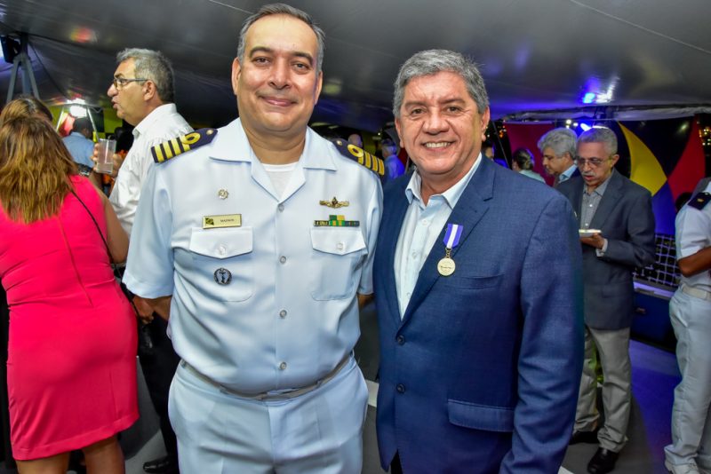 Honraria - Terceiro Distrito Naval realiza a entrega da Medalha Amigo da Marinha a bordo do Navio-escola NE Brasil