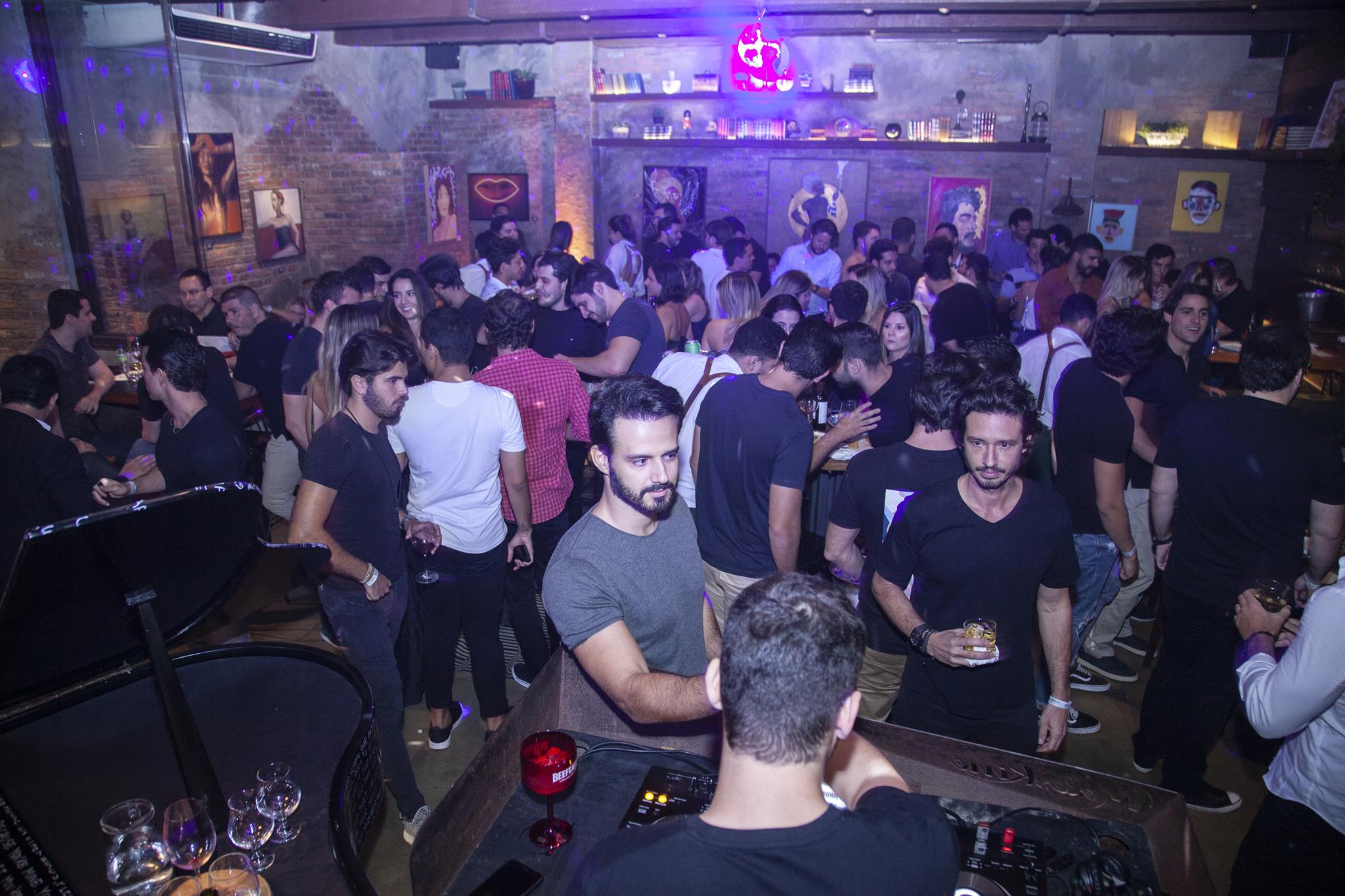 Moleskine atrai uma turma animada com o projeto Sótão Dinner Party