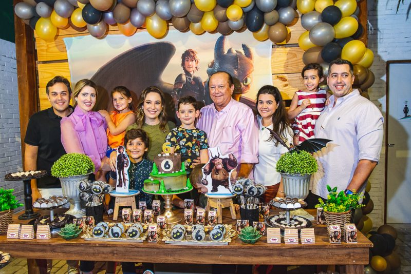 É HORA, É HORA, É HORA! - Com muita diversão, Silvinha e Rafael Leal festejam os seis anos do herdeiro Sylvio Leal