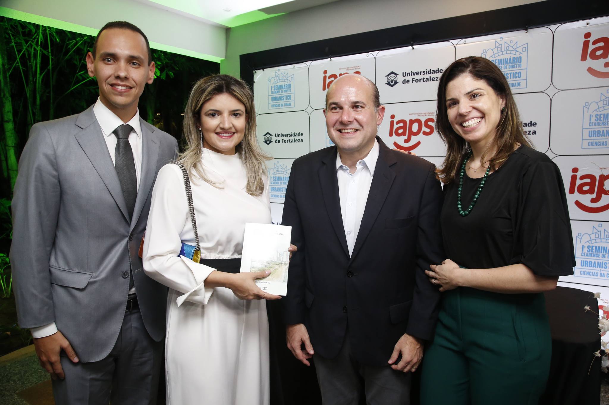 Pedro Rocha Neto pilota lançamento de livro na Universidade de Fortaleza
