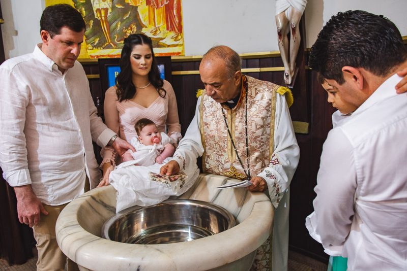Primeiro Sacramento - Camile Quintão e Rodrigo Carneiro levam a primogênita à pia batismal