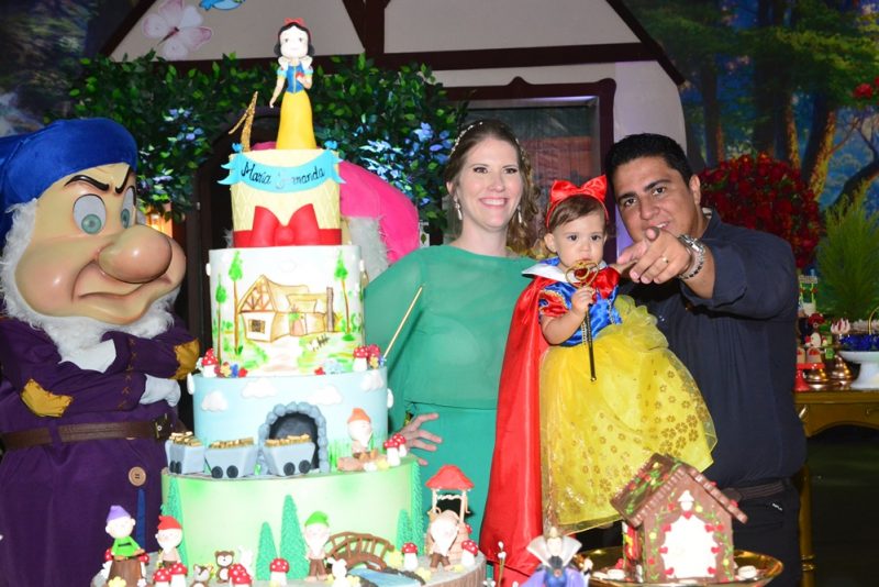 Snow Withe - Suyanne Bessa e Adriano Romero celebram o primeiro aninho de Maria Fernanda