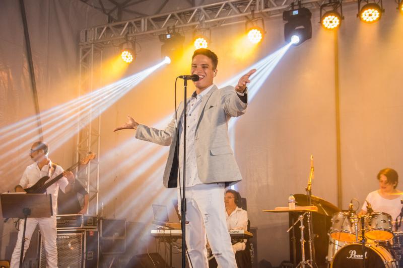 Marcos Lessa faz tributo a Emílio Santiago e Gonzaguinha no palco do Teatro Riomar