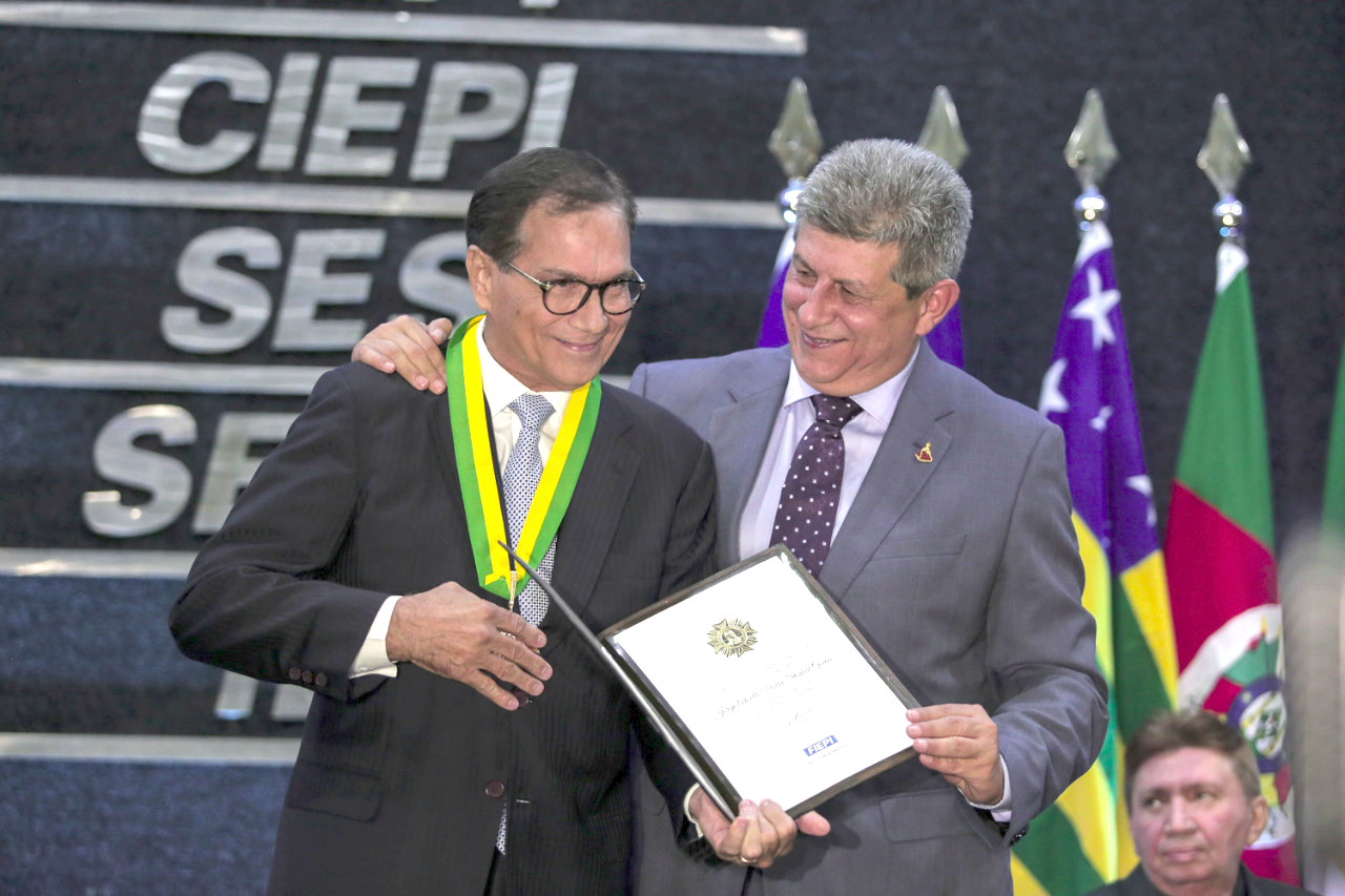 Beto Studart é agraciado com a Medalha Simplício Dias, no Piauí