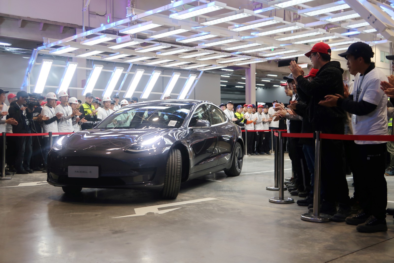 Tesla entrega primeiros carros produzidos em nova fábrica na China