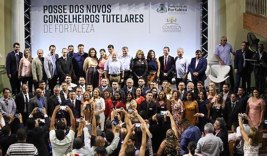 Roberto Cláudio empossa 40 novos conselheiros tutelares Roberto Cláudio empossa 40 novos conselheiros tutelares