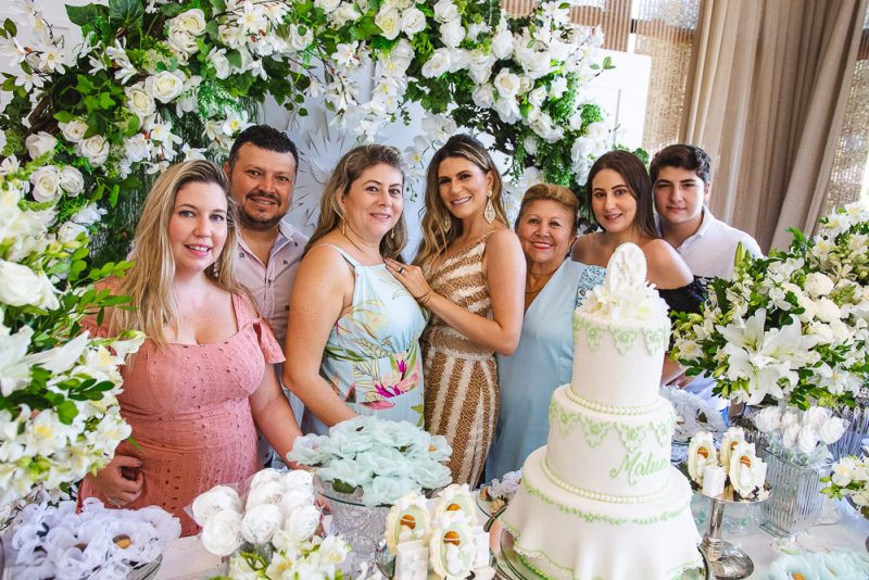 Pia batismal - Elaine Aragão e Marco Oliveira Filho celebram o batismo do herdeiro Mateus