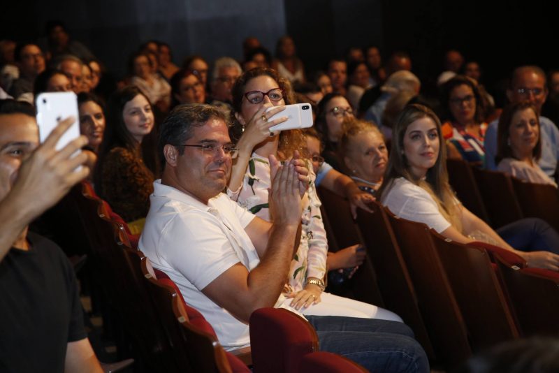 TANTAS PALAVRAS - Marcos Lessa faz tributo a Emílio Santiago e Gonzaguinha no palco do Teatro Riomar