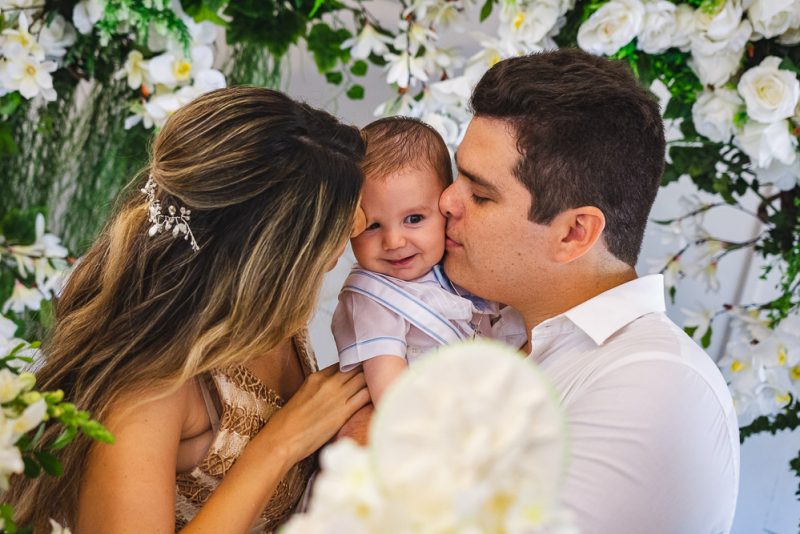 Pia batismal - Elaine Aragão e Marco Oliveira Filho celebram o batismo do herdeiro Mateus