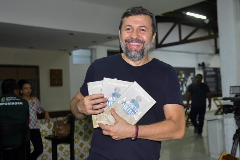 A morte e o meteoro - Joca Reiners Terron pilota lançamento de livro no Porto Iracema das Artes