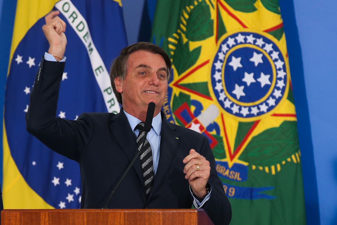 Bolsonaro assina MP que eleva salário mínimo para R$ 1.045