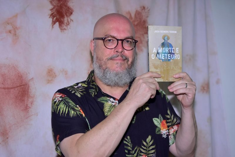 A morte e o meteoro - Joca Reiners Terron pilota lançamento de livro no Porto Iracema das Artes