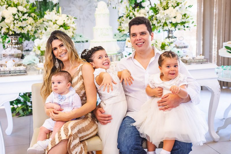 Pia batismal - Elaine Aragão e Marco Oliveira Filho celebram o batismo do herdeiro Mateus