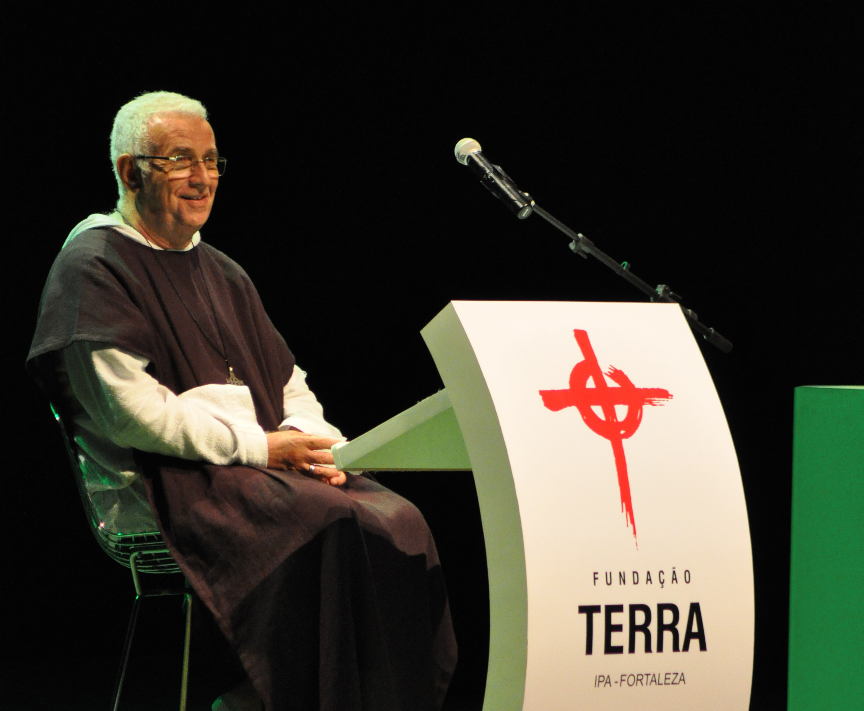 Colosso Fortaleza serve de cenário para show beneficente da Fundação Terra