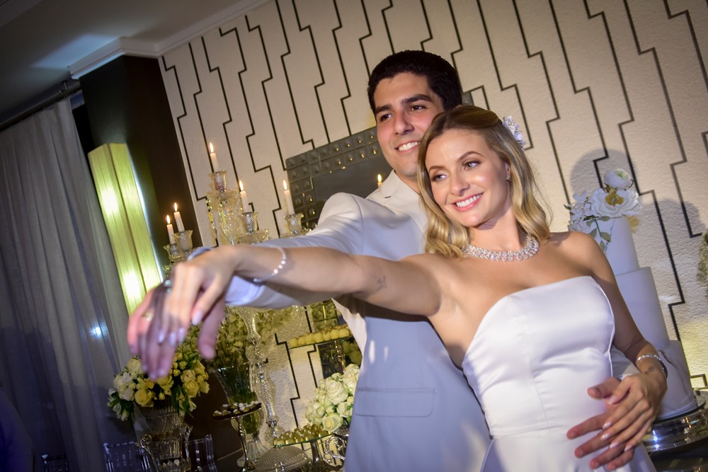 Pedro França e Bruna Massaglia oficializam noivado em elegante recepção na casa dos pais dela