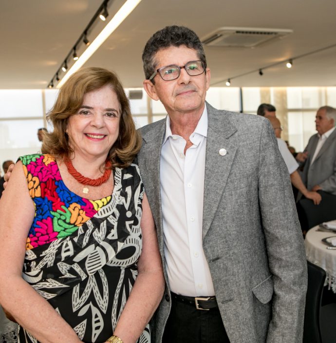 Roseane Medeiros E Agostinho Alcantara