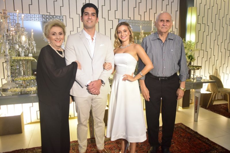 Rumo ao Altar - Pedro França e Bruna Massaglia oficializam noivado em elegante recepção na casa dos pais dela