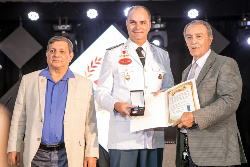 Reconhecimento - Élcio Batista é agraciado com a Medalha Djalma Baima pela Caixa Beneficente dos Militares do Ceará
