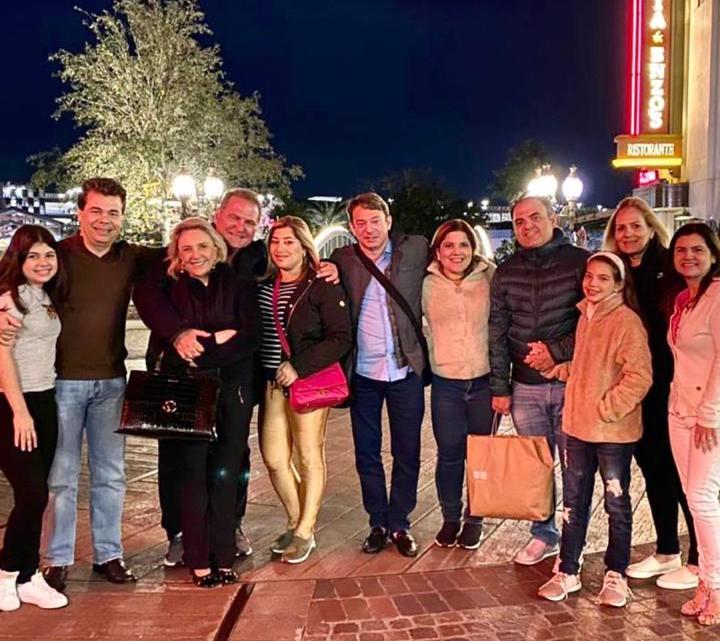 Rodeada pelo carinho dos amigos, Manu Romcy celebra a nova idade em Orlando