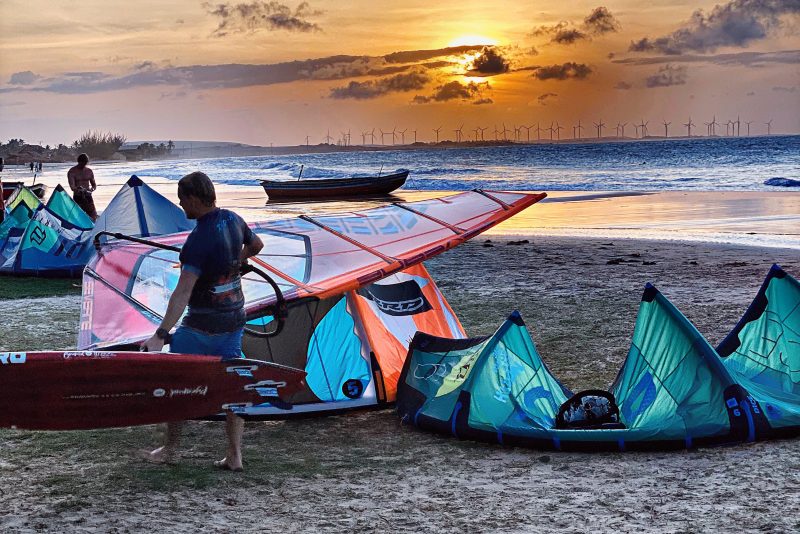 Praia do Maceió é um cenário perfeito para quem quer velejar no Ceará